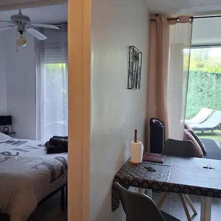 T2 Bord De Avec Jardin Et Piscine *