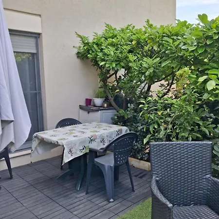 T2 Bord De Avec Jardin Et Piscine Apartmán