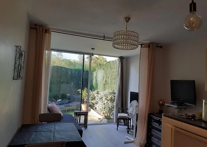 T2 Bord De Avec Jardin Et Piscine 圣艾格夫